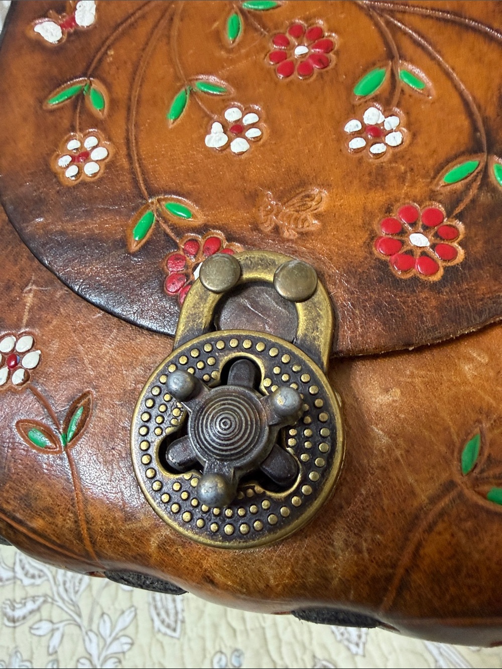 Vintage 70s leather Hand-Tooled Floral Crossbody bag by Canale - Picture 10 of 16